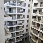 Spacious 3 Bed With Pool, Close To Malls