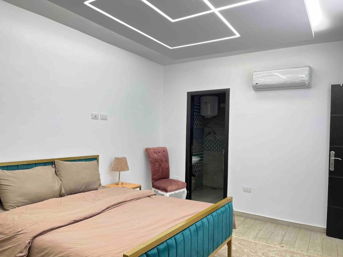 Apartment Spacious 3 Bed With Pool, Close To Malls