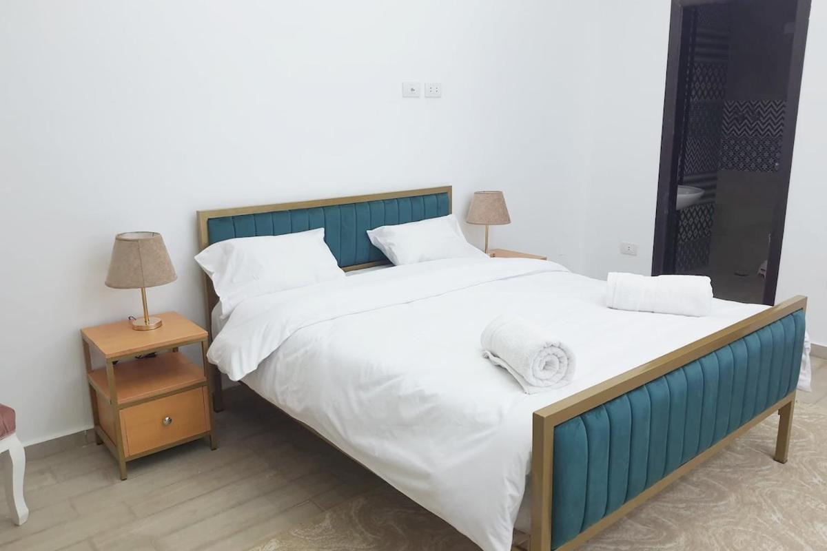 Apartment Spacious 3 Bed With Pool, Close To Malls *