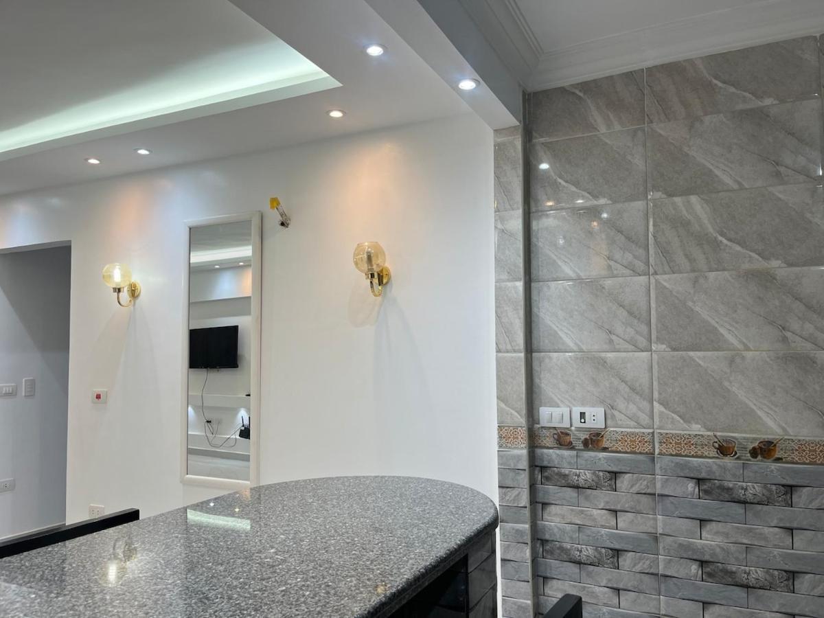 Apartment Spacious 3 Bed With Pool, Close To Malls *