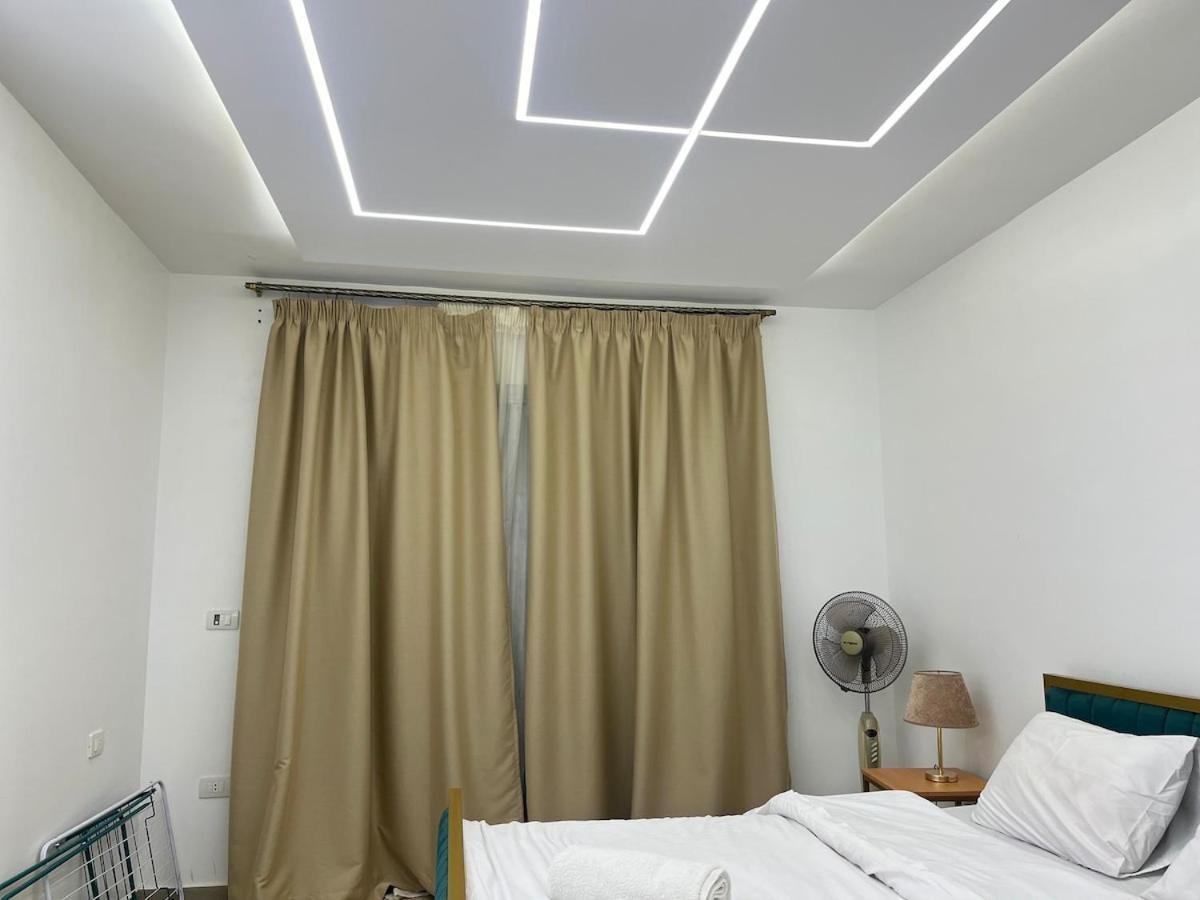 Spacious 3 Bed With Pool, Close To Malls Apartment