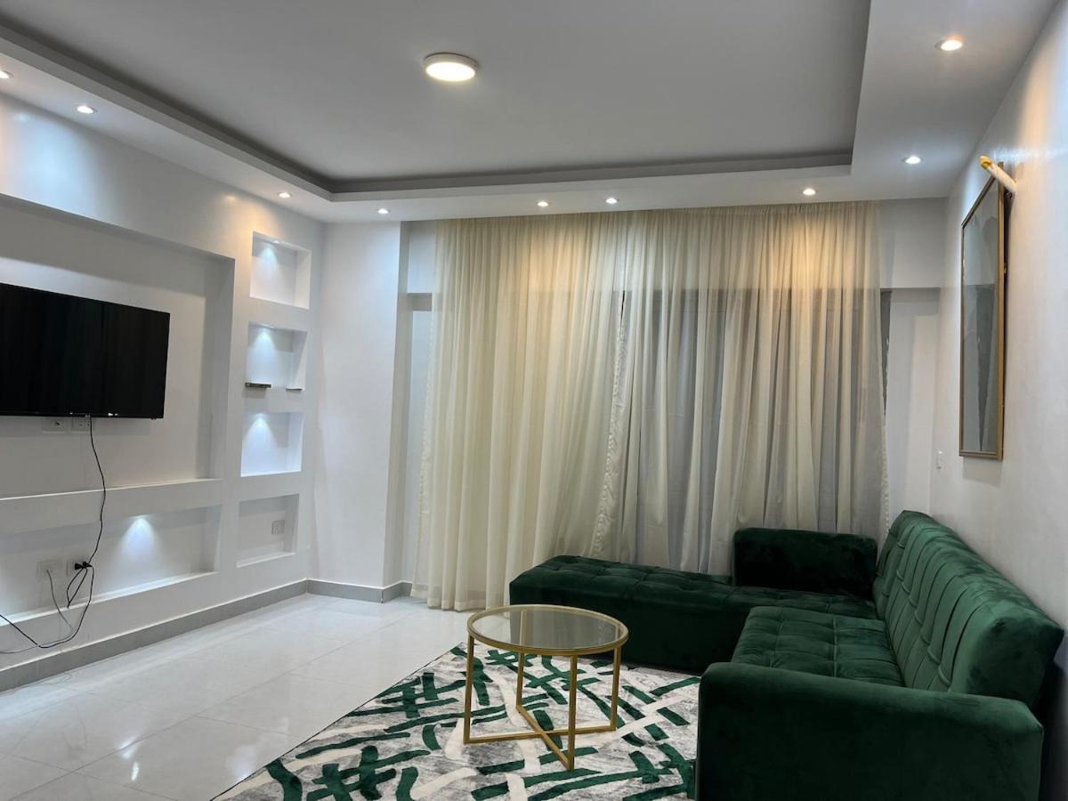 Spacious 3 Bed With Pool, Close To Malls *